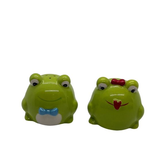 Frog Salt Pepper Shakers Set Green Ceramic Kissing Frogs Blue Bowtie Red Bow 2" - Picture 1 of 4
